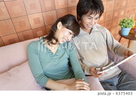 タブレットPCを見ているカップル 6375403