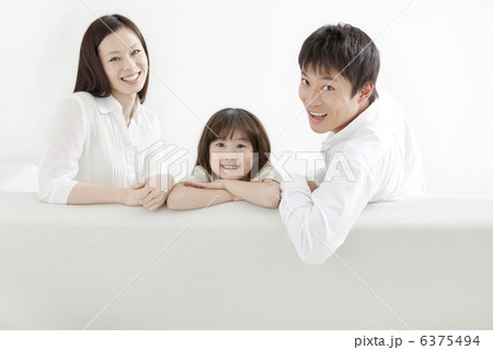 ソファに座って振り返る家族3人 ソファに座って振り返る家族3人 6375494