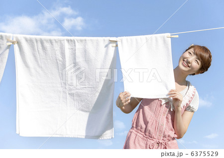 洗濯物を干す若い女性 6375529