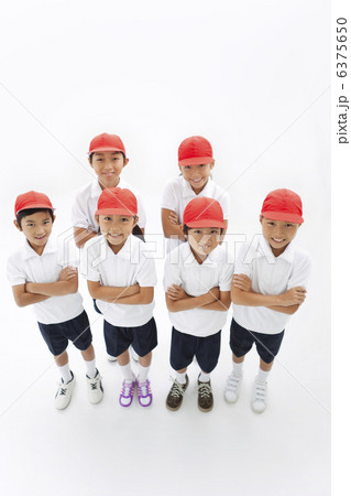 腕組みする体操服姿の小学生 腕組みする体操服姿の小学生 6375650