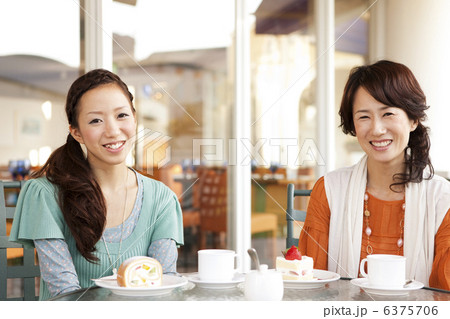 ティータイム中の親子 6375706