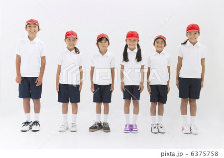 一列に並ぶ体操服姿の小学生 一列に並ぶ体操服姿の小学生 6375758