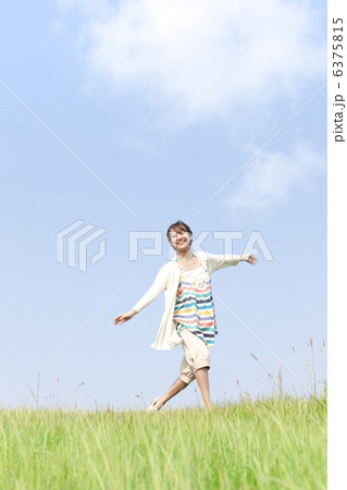 腕を広げている笑顔の女性 6375815