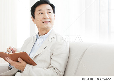 手帳を持つ中高年男性 6375822