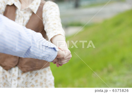 カップルのつないだ手 6375826
