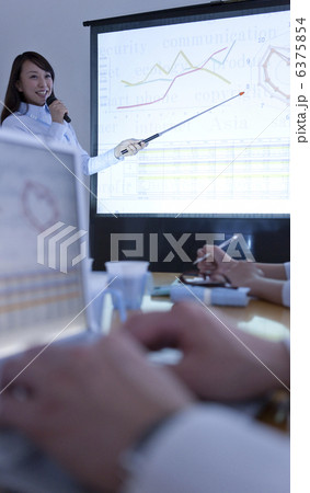 打ち合わせ中のビジネスマン3人 打ち合わせ中のビジネスマン3人 6375854