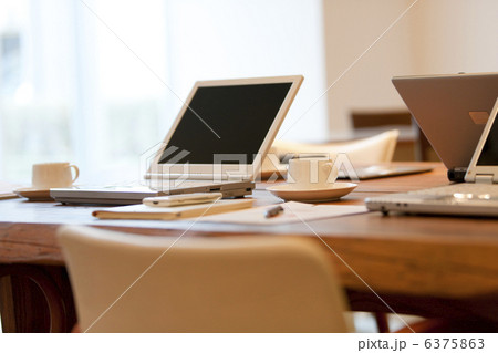 テーブルの上のビジネス小物 6375863