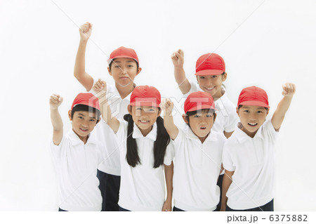 応援する体操服姿の小学生 応援する体操服姿の小学生 6375882
