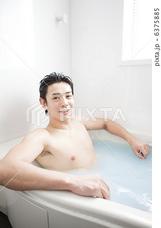 入浴する男性 6375885