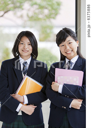 笑顔で話す女子中高生2人 6375886