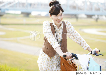 自転車を押す女性 6375970