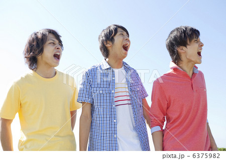 叫んでいる若者3人 叫んでいる若者3人 6375982