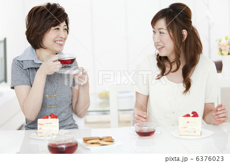 紅茶を飲む女性2人 6376023