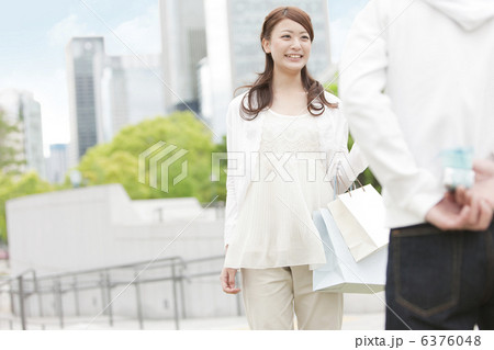 プレゼントと向き合うカップル 6376048