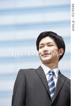 スーツ姿の若い男性 スーツ姿の若い男性 6376086