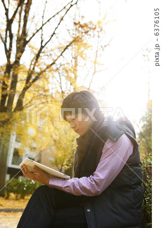 本を読む男性 本を読む男性 6376105