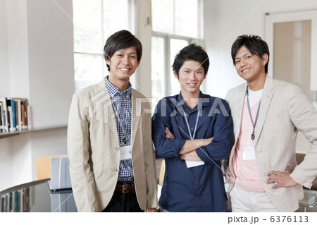 笑顔のビジネスマン3人 笑顔のビジネスマン3人 6376113
