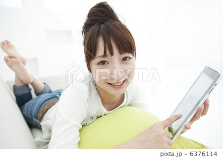 タブレットPCを操作する女性 6376114