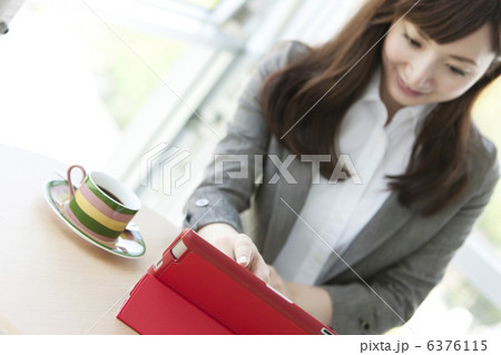 タブレットPCを操作するビジネスウーマン 6376115