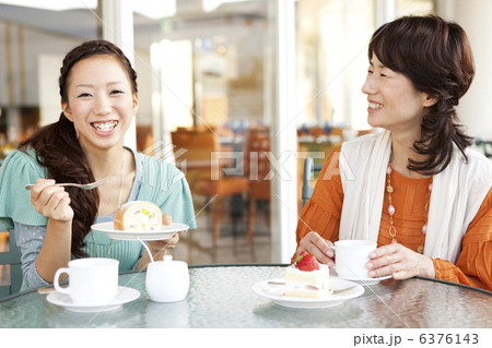 ティータイム中の親子 6376143