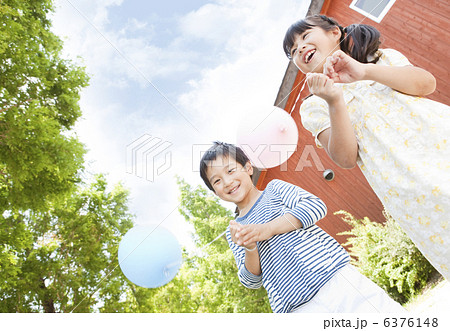 風船を持つ男の子と女の子 6376148