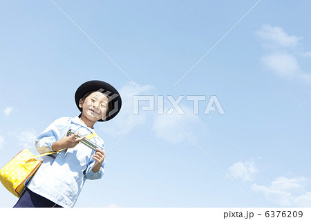 ハーモニカを持つ男の子 6376209