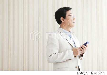 スマートフォンを持つ中高年男性 スマートフォンを持つ中高年男性 6376247