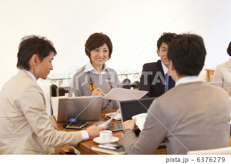 打ち合わせ中のビジネスマン4人 打ち合わせ中のビジネスマン4人 6376279