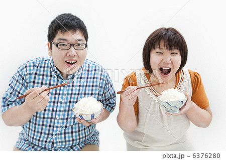 ご飯を食べる肥満カップル ご飯を食べる肥満カップル 6376280