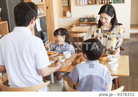 食事をする家族4人 6376352