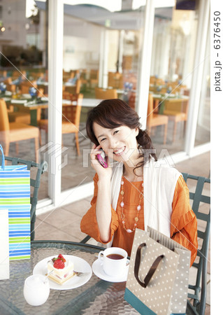 スマートフォンで通話する中高年女性 6376450