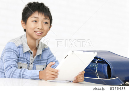 タブレットPCを持つ小学生の男の子 6376483