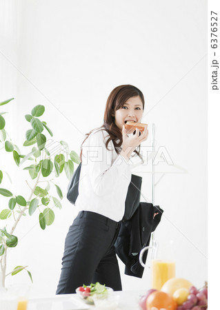 食パンを銜える出勤前の女性 食パンを銜える出勤前の女性 6376527