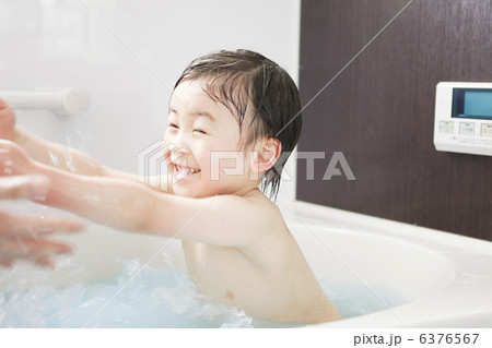 入浴する男の子 6376567