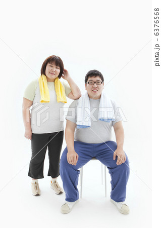 笑顔の肥満カップル 6376568