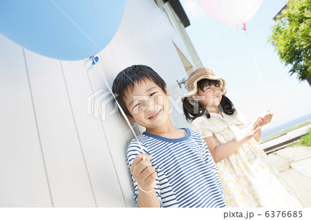 風船を持つ男の子と女の子 6376685