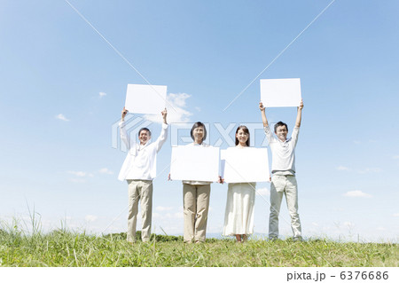 ホワイトボードを持つ家族4人 6376686