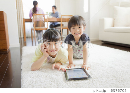 寝転んでタブレットPCを見る姉と弟 寝転んでタブレットPCを見る姉と弟 6376705