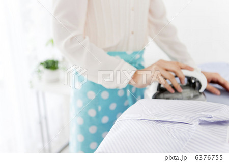 アイロンをかける女性 6376755