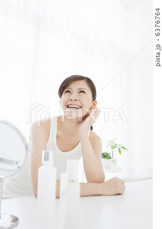 頬杖をつく笑顔の女性 6376764