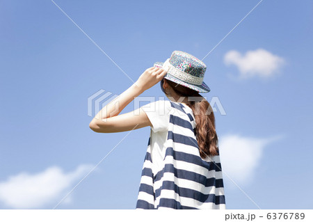 帽子を被る若い女性の後姿 6376789