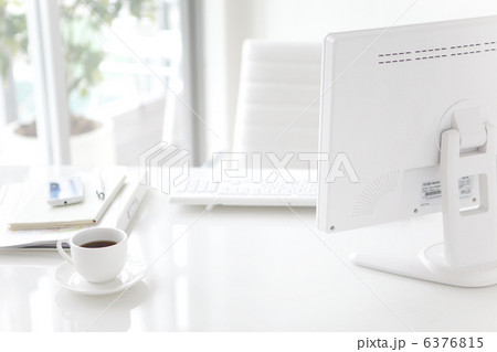 パソコンが置かれたデスク パソコンが置かれたデスク 6376815
