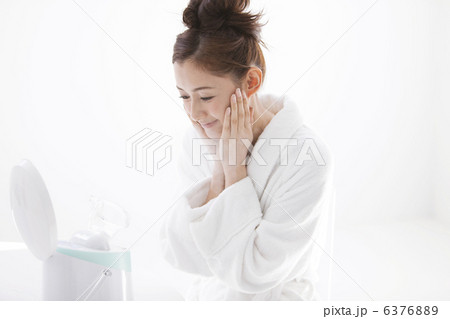 手をあてるバスローブ姿の女性 6376889