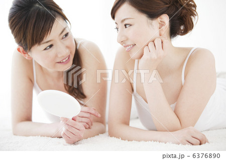 鏡を持つ母親と娘 6376890