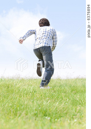 走っている男性の後姿の写真素材