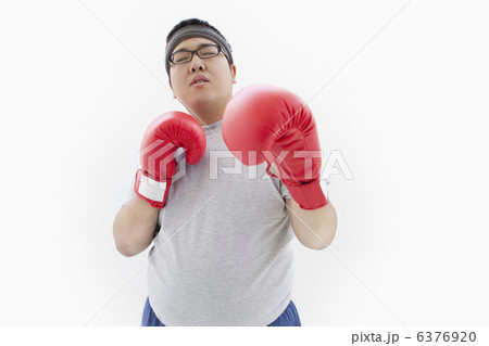 ボクシングをする肥満男性 ボクシングをする肥満男性 6376920