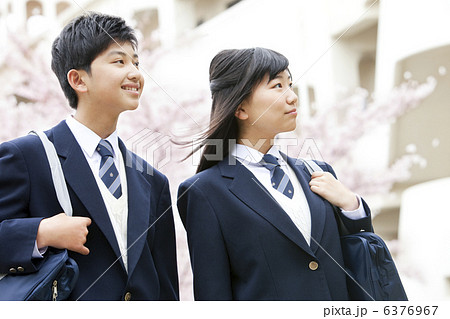 桜と男女学生2人 桜と男女学生2人 6376967