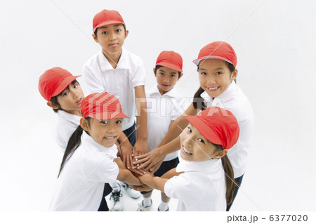笑顔の体操服姿の小学生 6377020