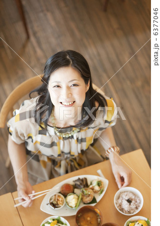 食事をする女性 食事をする女性 6377046