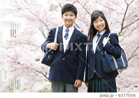 桜と男女学生2人 6377056